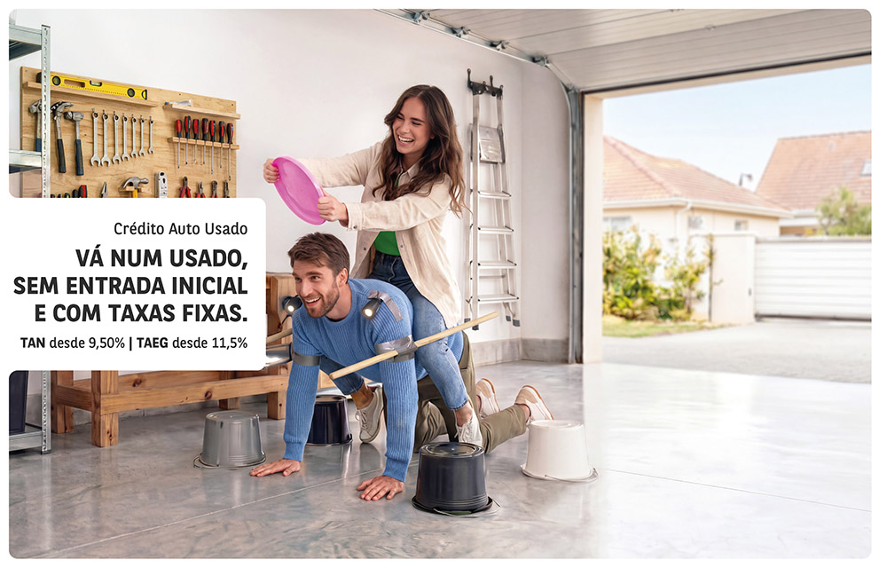 Crédito Automóvel usado Cetelem: Casal a improvisar um carro.